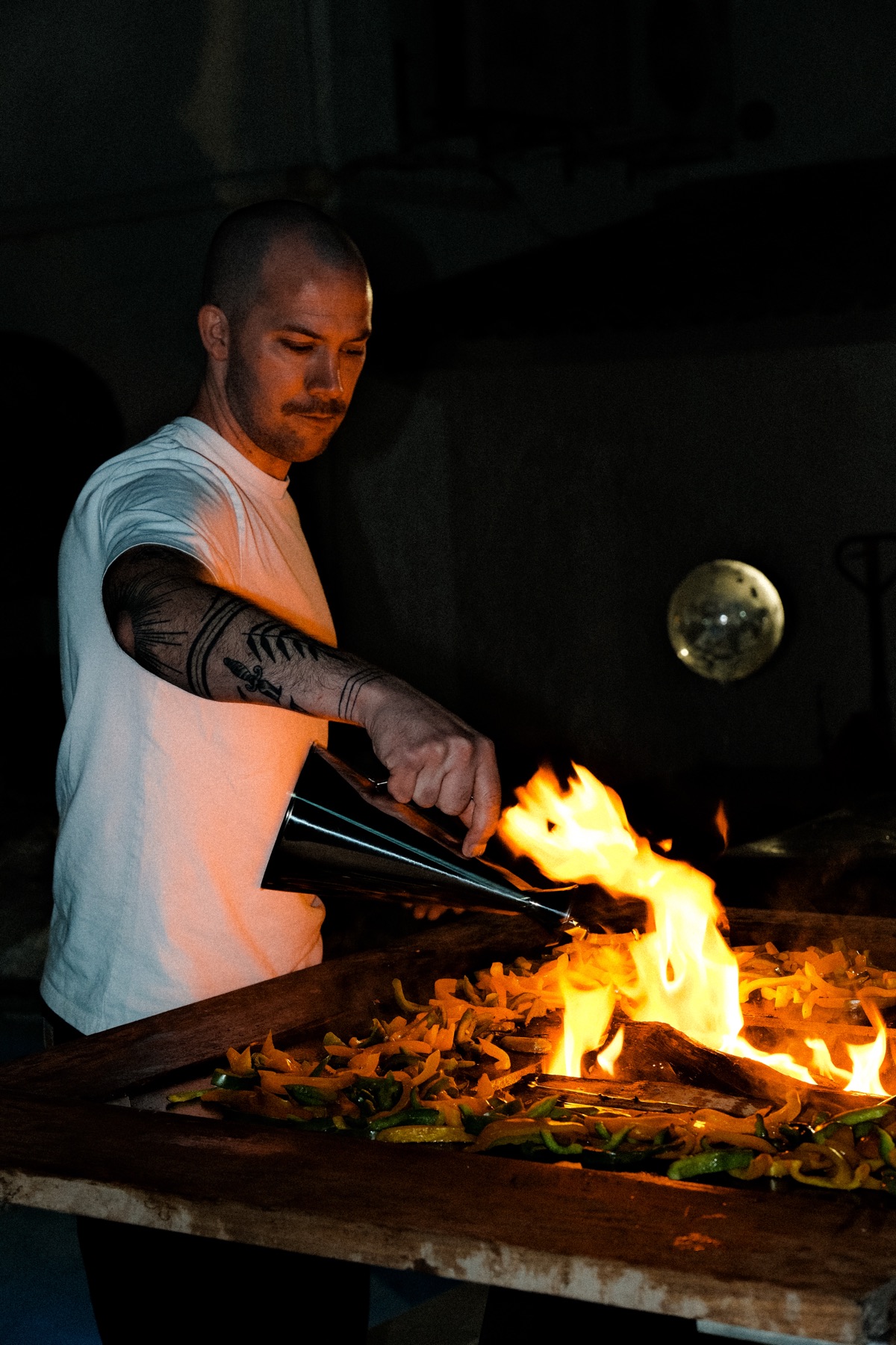 Le chef Maison Gomary en action, flammes du brasero
