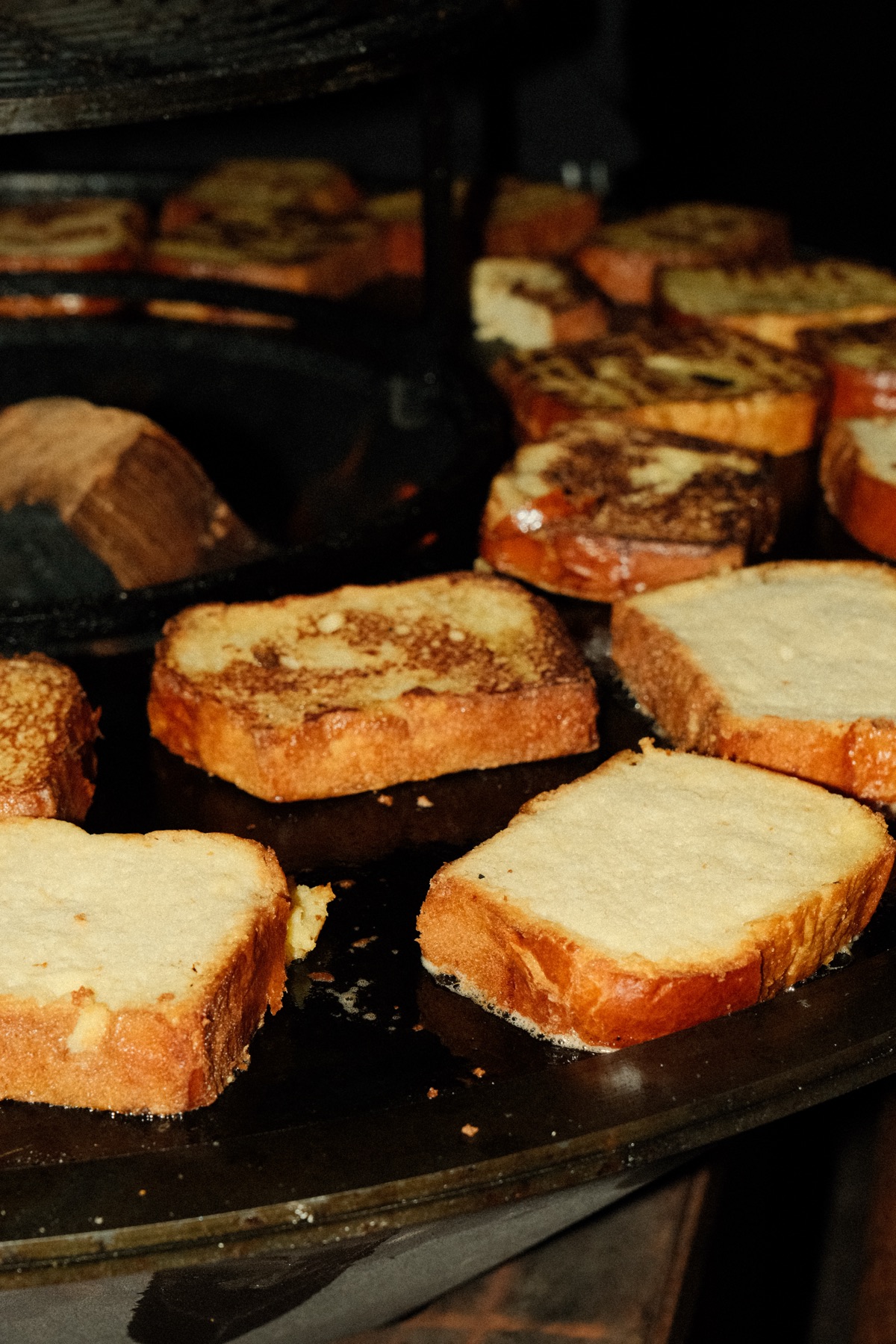 Pains et croques toastés sur la plancha au feu de bois