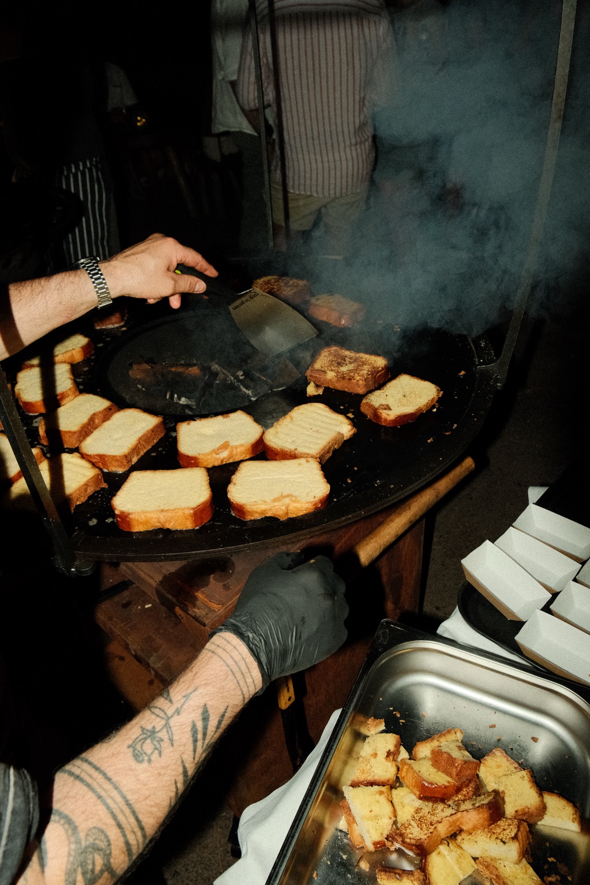 Pains toastés sur le brasero dans la fumée