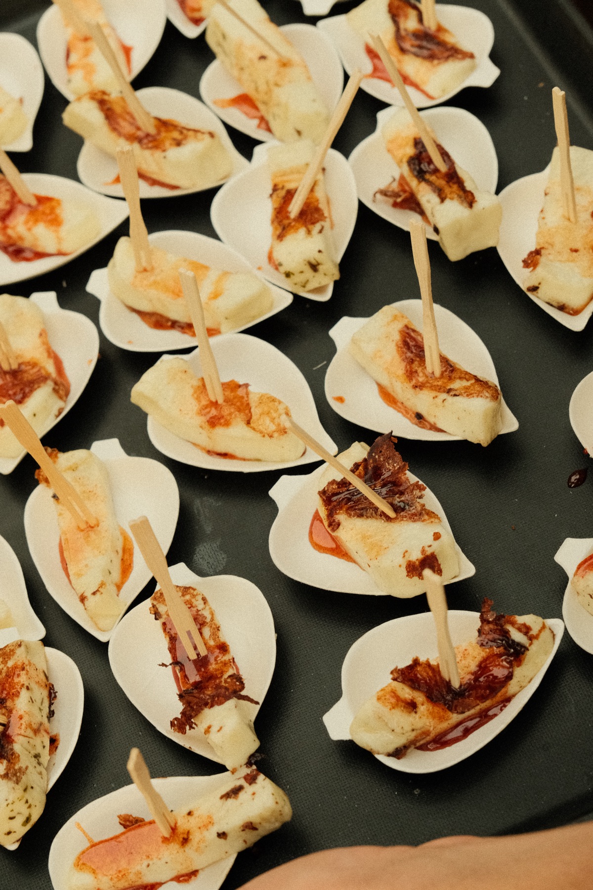 Canapés de halloumi sur barquettes, dressage soigné