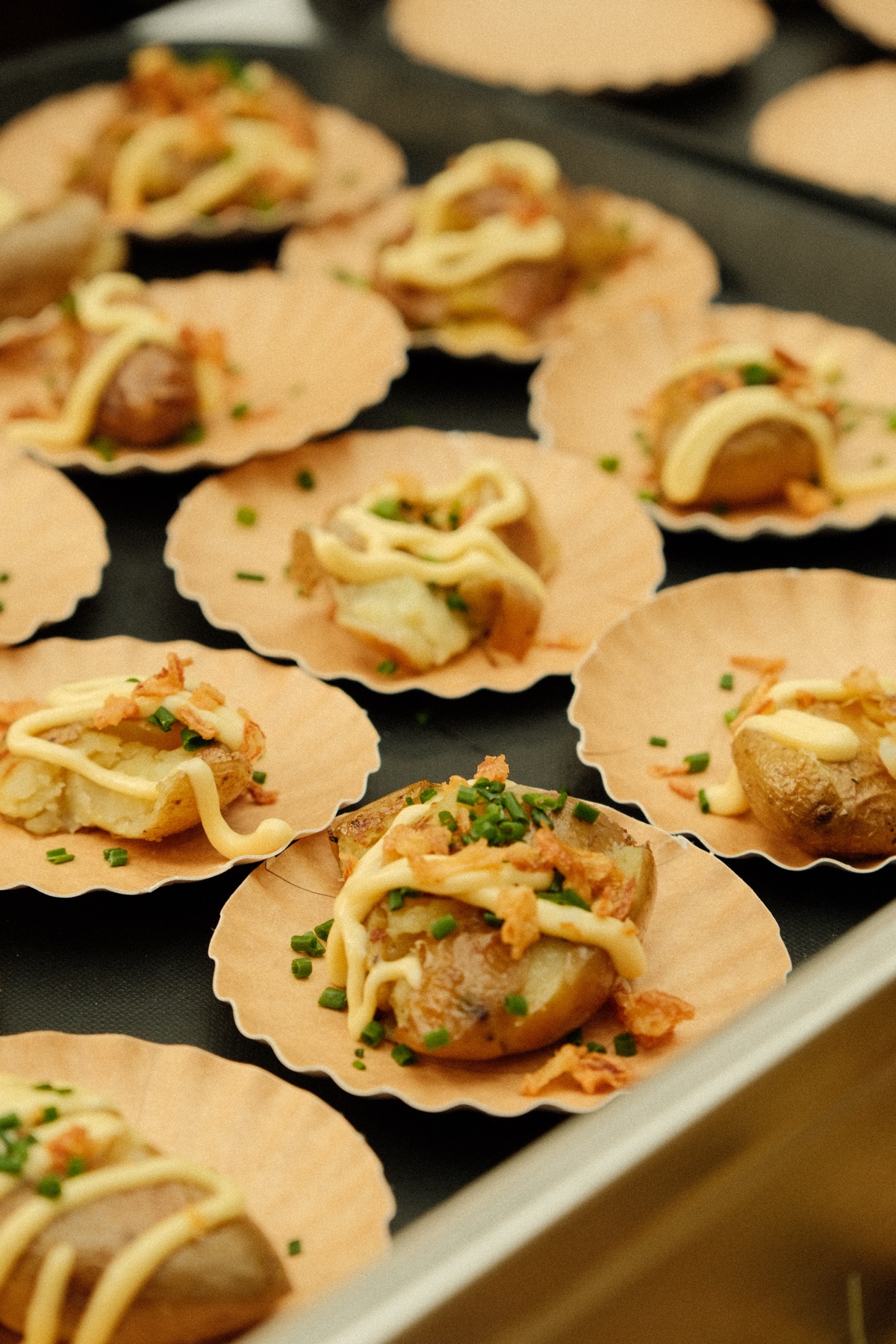 Canapés garnis dressés sur plateaux de service