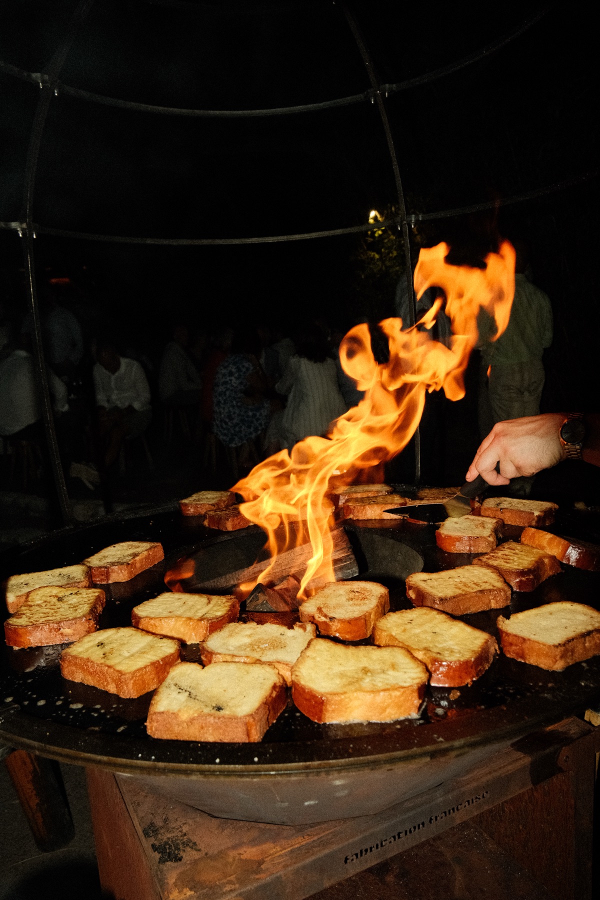 Grandes flammes du brasero, animation culinaire spectaculaire