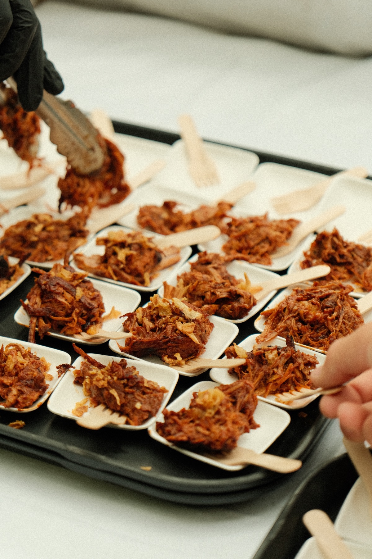 Canapés à l'effiloché de viande dressés sur plateaux