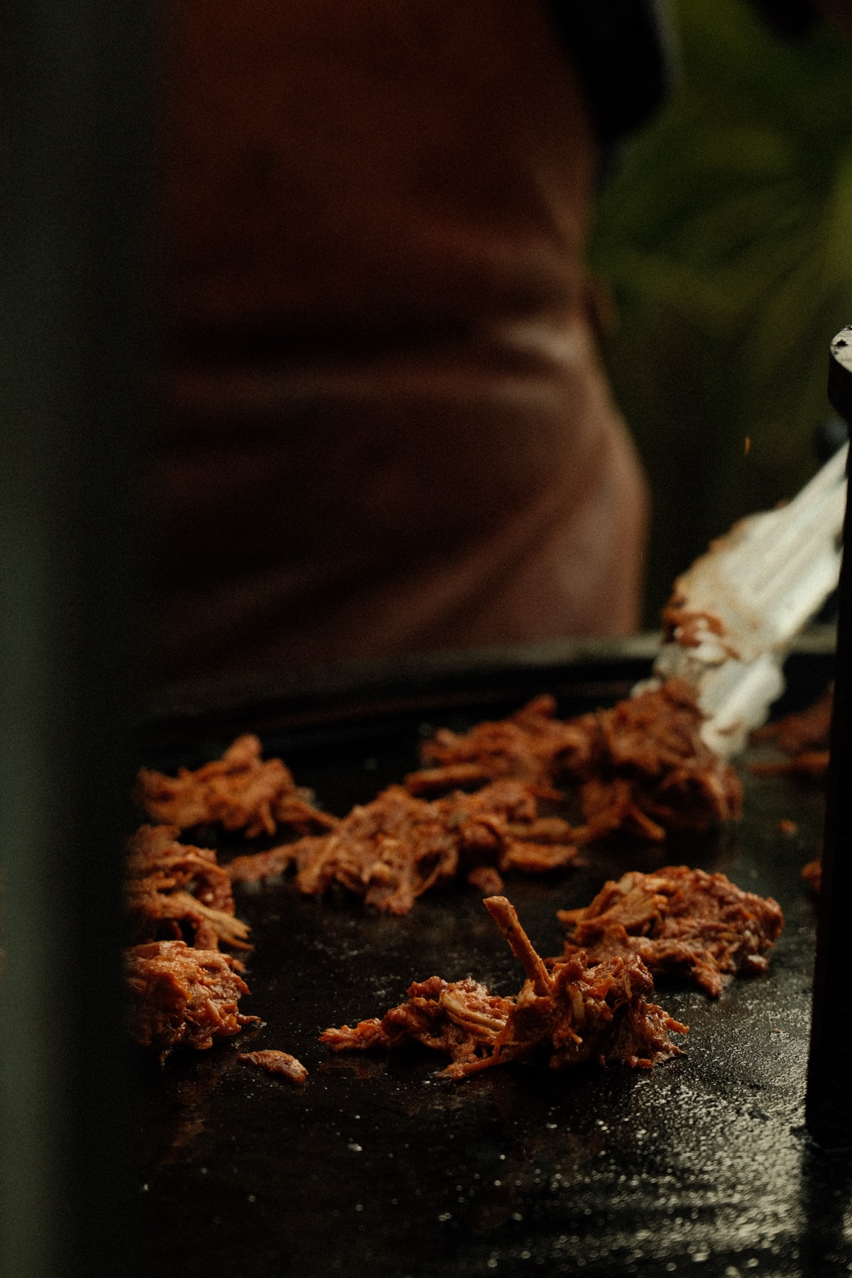 Gros plan d'effiloché de viande saisi sur la plancha